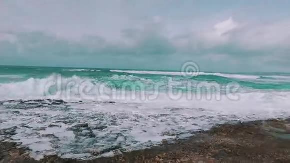 海浪进入石滩视频的预览图
