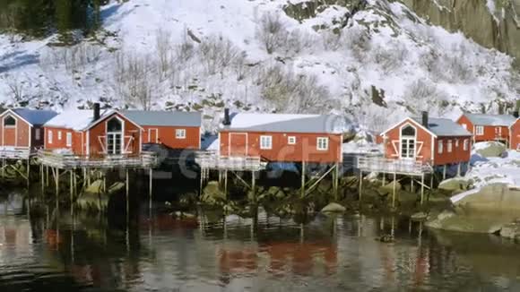 洛福顿群岛海岸上著名的传统多色木制渔屋罗布景观视频的预览图