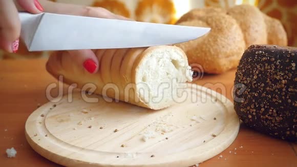 女性手切法国面包刀视频的预览图