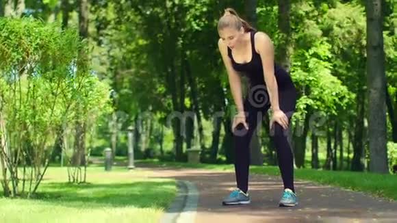 女人在户外跑完马拉松后呼吸疲惫的女选手视频的预览图