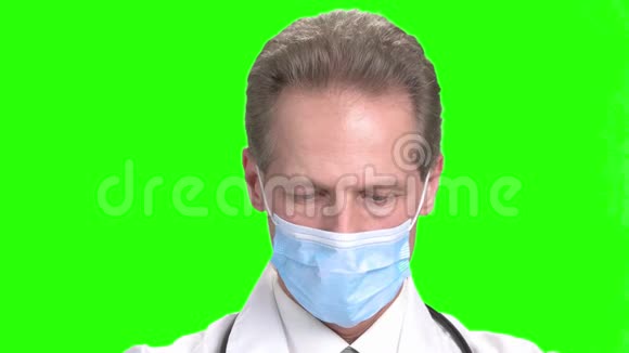 悲伤的成熟医生带着医疗面具视频的预览图