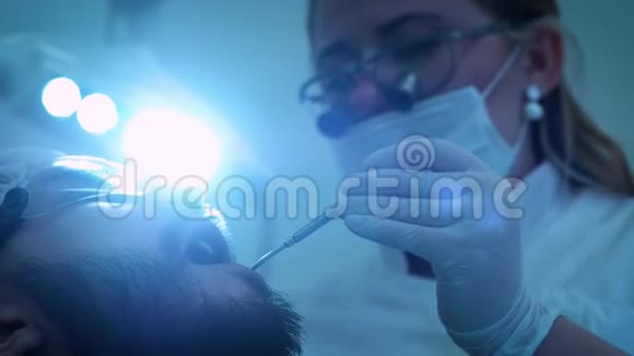 在办公室工作的牙医女医生检查男性病人的牙齿和下巴视频的预览图