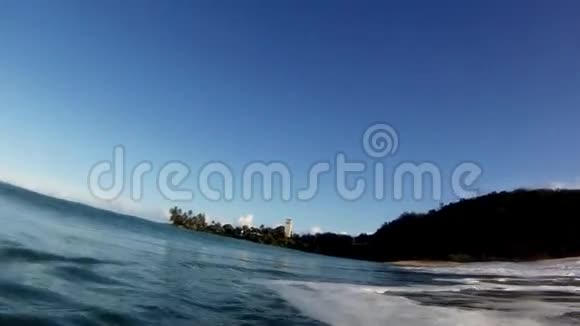 在夏威夷一股海浪拍打着照相机视频的预览图