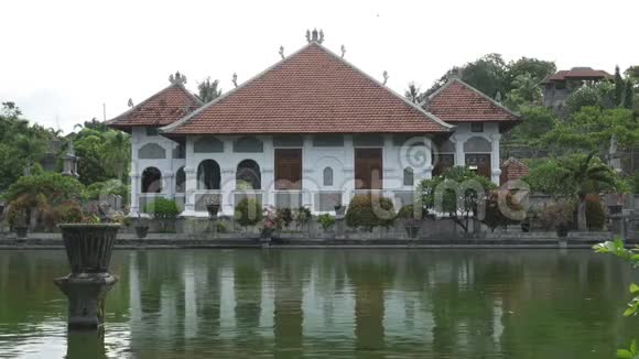 塔曼Ujung水宫位于海洋附近由美丽的热带花园装饰巴厘岛印度尼西亚视频的预览图