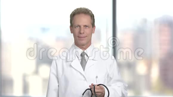 男医生安装听诊器视频的预览图