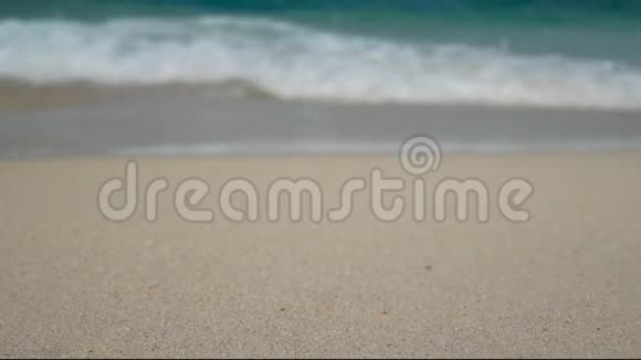 4K海浪柔和白色沙滩上有清澈的海水有复制空间以夏日海滨为度假背景视频的预览图