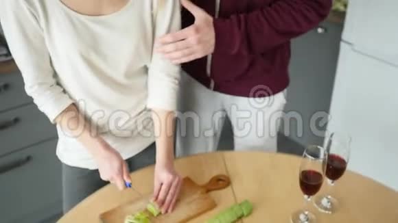 爱的男人一大早就在厨房里拥抱他微笑的女朋友早餐是慢动作做的视频的预览图