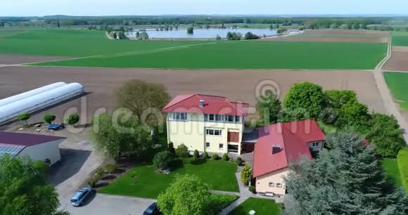 绕着农舍绕着温室和绿色的田野德国欧洲农业视频的预览图