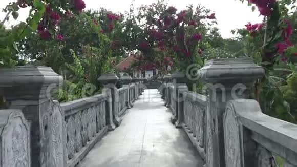 塔曼Ujung水宫位于海洋附近由美丽的热带花园装饰巴厘岛印度尼西亚视频的预览图