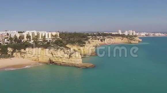 从葡萄牙阿马考德佩拉附近的南海岸的岩石中高空视频的预览图