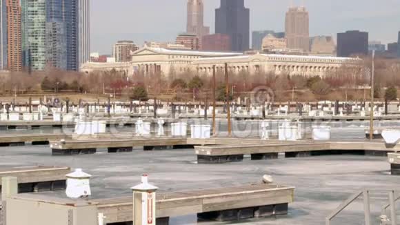 芝加哥密歇根湖沿岸港口的船只破冰视频的预览图