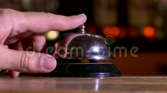 男人手臂推电话铃酒店视频的预览图
