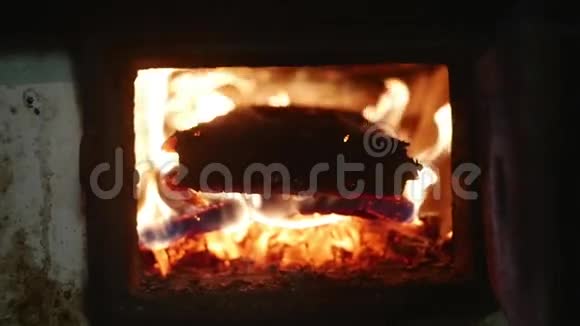 火在装满肉的锅里慢慢燃烧视频的预览图
