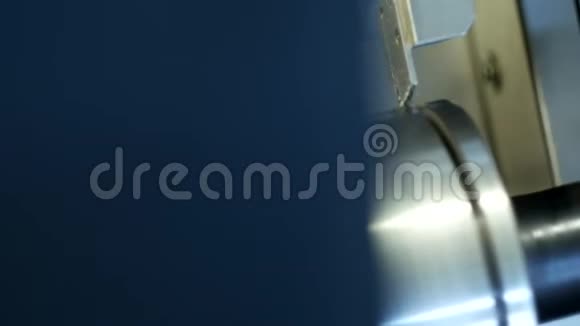 数控车床拉出部分金属工件滑轮现代车床进行金属加工特写制作视频的预览图