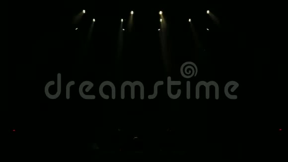 黑暗中的一个空舞台上闪烁着黄色的灯光舞台灯光视频的预览图