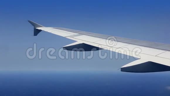 飞机的翅膀飞过蓝天上的云层视频的预览图