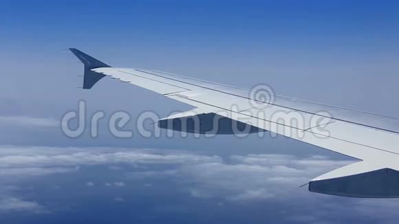 飞机的翅膀飞过蓝天上的云层视频的预览图