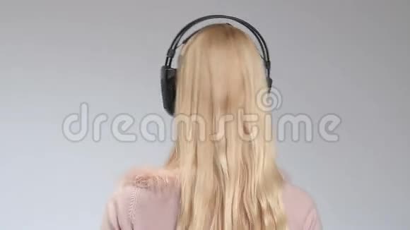戴着耳机听音乐的情感女孩视频的预览图