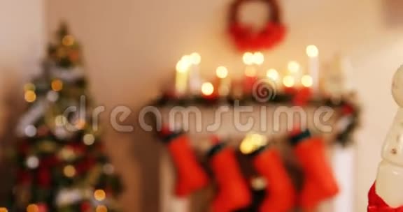 圣诞装饰挂在椅子上视频的预览图