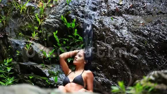 年轻女子在科岛上享受落水视频的预览图
