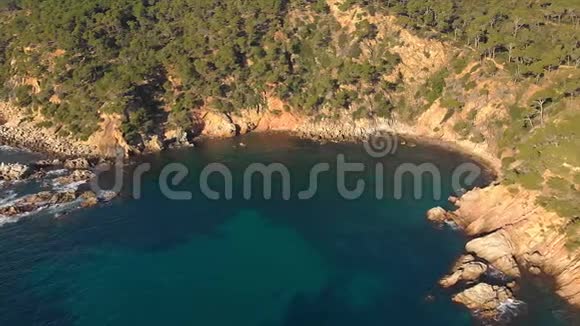 西班牙帕拉莫斯小镇附近科斯塔布拉瓦海岸的无人机镜头视频的预览图