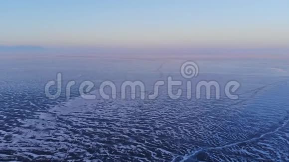 鸟瞰贝加尔湖冬季冰景视频的预览图