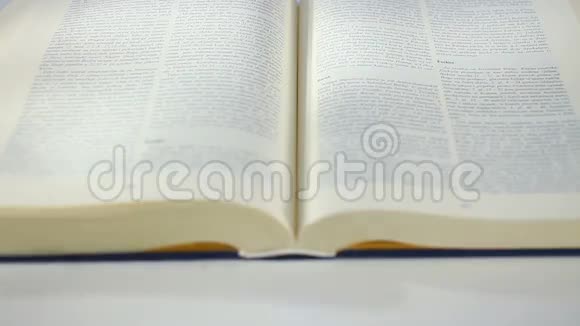 圣经书在滚动视频的预览图