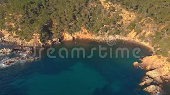 西班牙帕拉莫斯小镇附近科斯塔布拉瓦海岸的无人机镜头视频的预览图