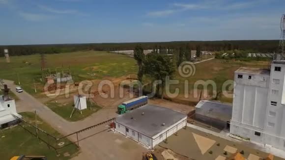 乡村农场的俯视图视频的预览图