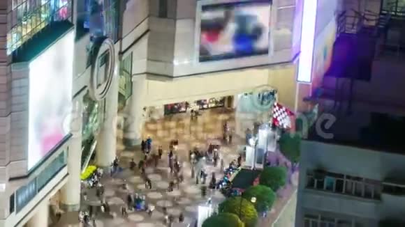 人们在购物中心的开放空间紧紧地向下倾斜射击视频的预览图