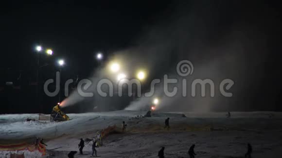 滑雪者乘坐滑雪坡和雪炮视频的预览图