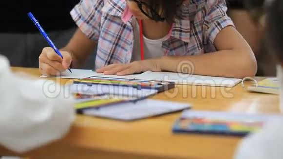 小亚洲女孩在桌子上画一幅画视频的预览图