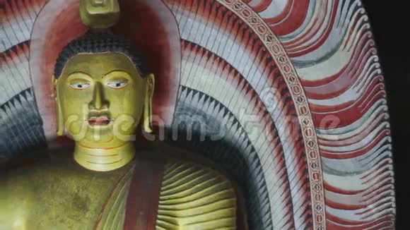 达姆布拉斯里兰卡2014年2月近景坐佛在丹布拉金寺黄金圣殿视频的预览图