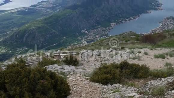 Lovcen山上的长凳俯瞰黑山Kotor湾视频的预览图