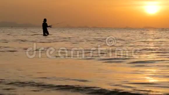渔夫在日落时旋转时的剪影亚洲传统职业和获取食物的方式视频的预览图