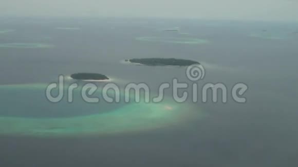 马尔代夫群岛从飞机窗口的鸟瞰图视频的预览图