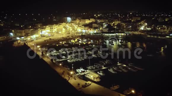 夜航无人机帆船港和夜生活的镜头视频的预览图