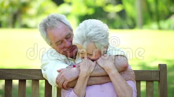 退休的男人拥抱他的妻子视频的预览图