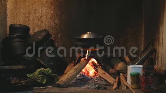在斯里兰卡当地的厨房里可以看到烧火加热一个锅做饭视频的预览图