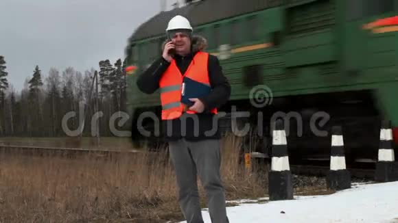 铁路工人在铁路道口附近打智能电话视频的预览图