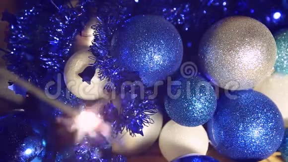 蓝色圣诞烛台背景模糊视频的预览图