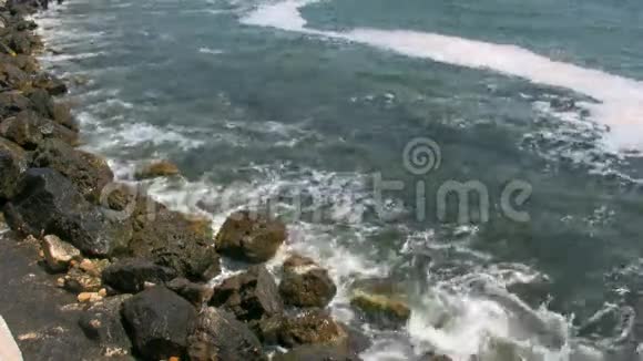 热带风光海滩惊涛骇浪视频的预览图