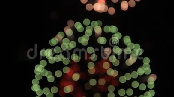 色彩斑斓的爆炸抽象的烟花背景美丽的移动粒子和闪光视频的预览图