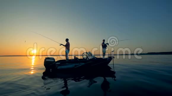 人们在船上钓鱼视频的预览图