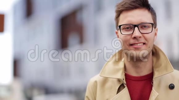 在户外戴上眼镜的微笑男人视频的预览图