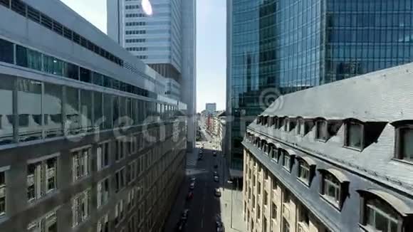 飞越现代办公大楼城市景观视频的预览图