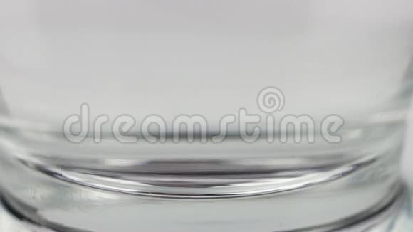 一片止痛的泡腾片落入玻璃杯中在一片阿司匹林上溶解慢镜头视频的预览图