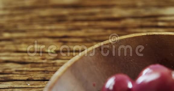 鲜红色橄榄和迷迭香放在碗里视频的预览图