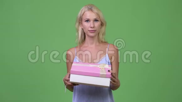 年轻快乐美丽的女商人打开礼品盒视频的预览图