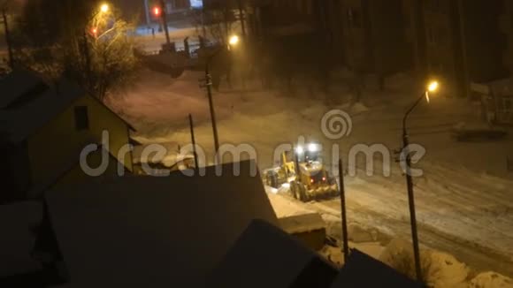 清雪机夜间清扫道路视频的预览图